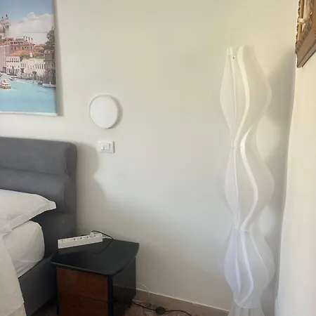 Проживание в семье Stazione Lina House